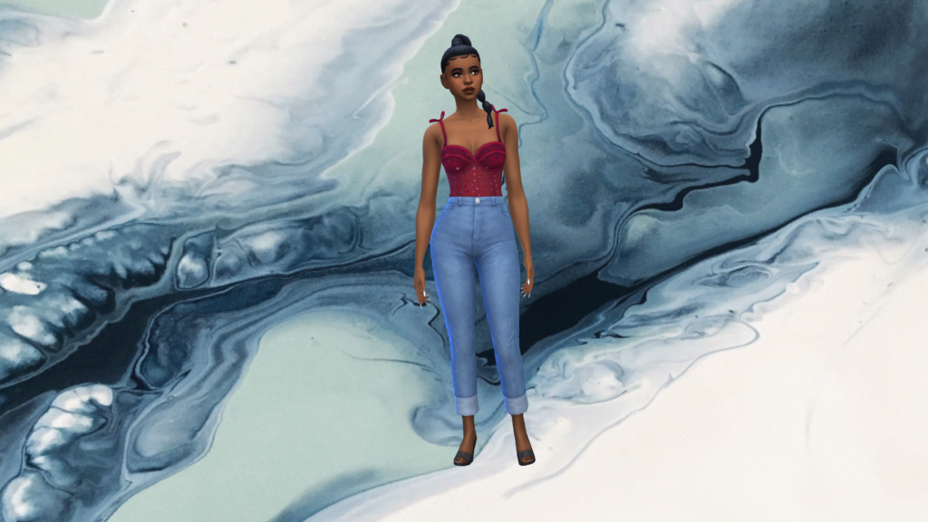 Un sim con pantalones vaqueros de talle alto azules y un body corset rojo con el pelo recogido en una trenza. Este sim está de pie sobre un fondo de cas de Los Sims 4 que es de mármol azul y blanco.