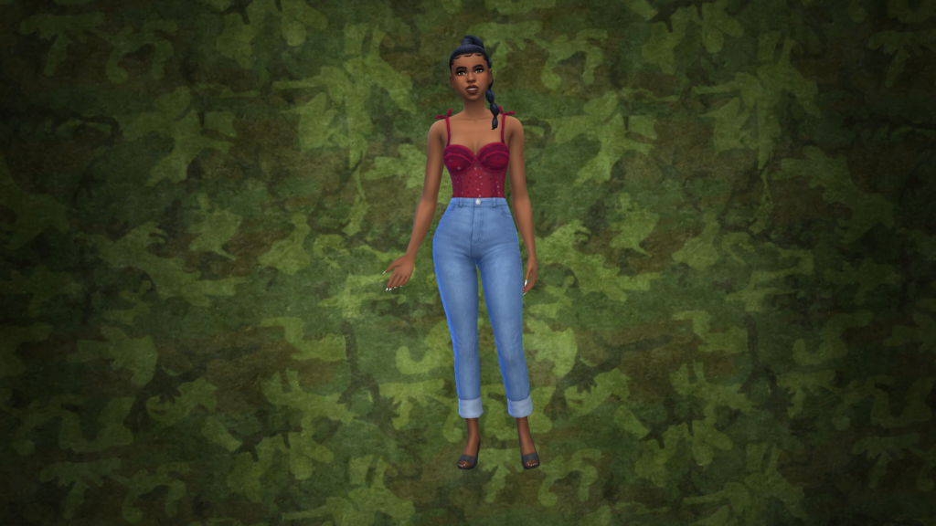 Un sim con jeans azules de talle alto y un body corsé rojo con el cabello trenzado. Este sim está parado sobre un fondo de pantalla de CAS para Los Sims 4 que es completamente de camuflaje