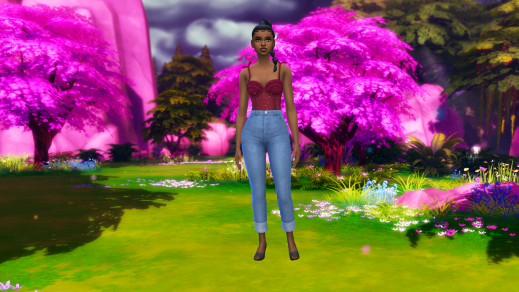 Una sim en jeans azules de talle alto y un bodysuit corsé rojo con el pelo trenzado. Detrás de esta sim hay una imagen del mundo de Sylvan Glade de Los Sims 4.