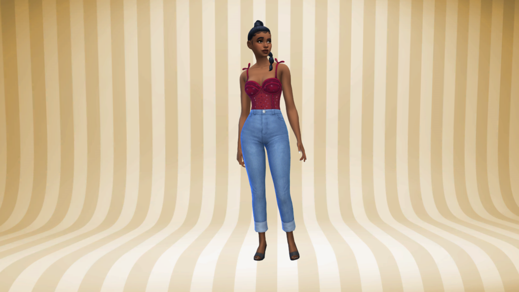 Un sim con jeans de tiro alto azules y un body corsé rojo con el pelo trenzado. Detrás de este personaje de Los Sims 4 hay un fondo de CAS que tiene rayas verticales amarillas y beige que van desde el techo y se curvan hacia el suelo.