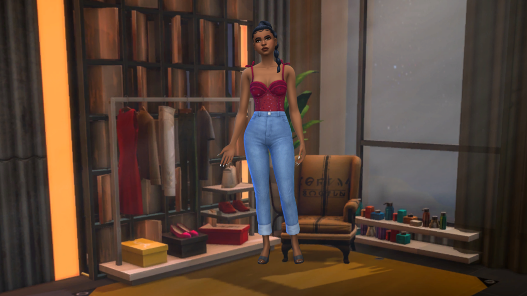Un sim con pantalones vaqueros de talle alto y un body corsé rojo con el pelo recogido en una trenza. Este sim está de pie en una habitación de estilo industrial, una silla pequeña y un perchero de ropa.