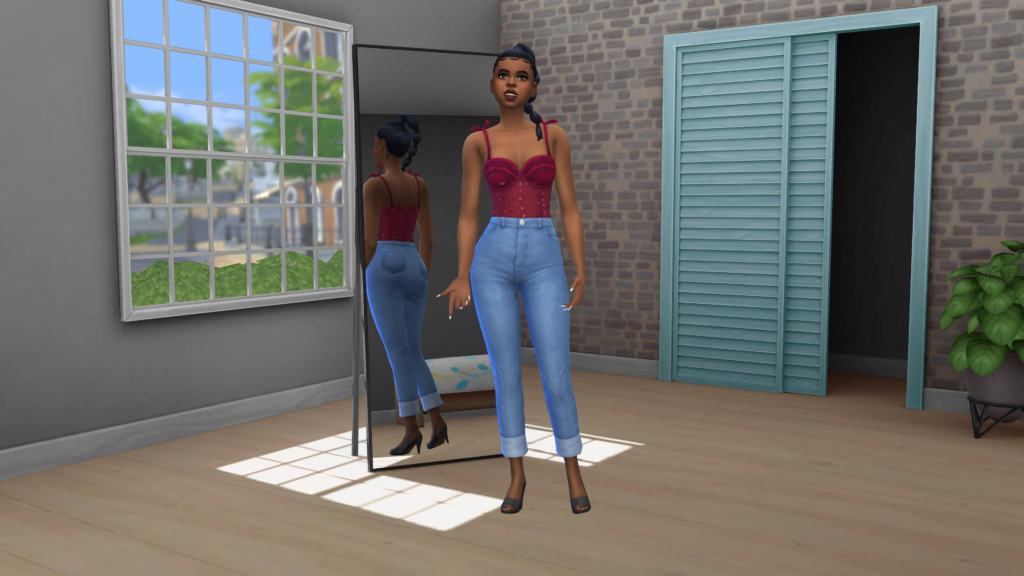 Un sim con pantalones vaqueros de talle alto azules y un corpiño rojo con el pelo recogido en una trenza. Este sim está de pie en una habitación inspirada en los fondos de CAS de Los Sims 3.