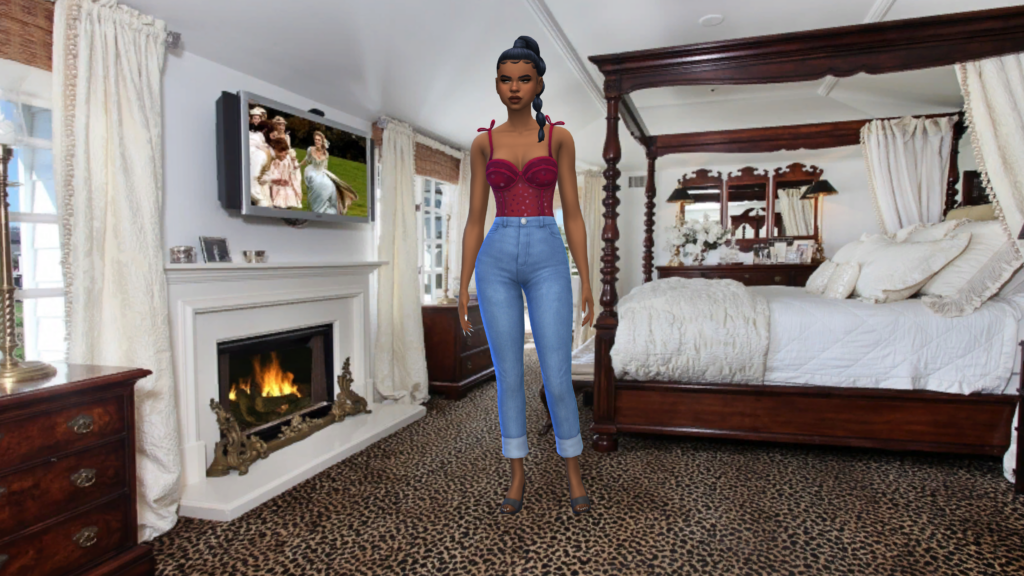 Un sim con pantalones vaqueros de talle alto y un body corsé rojo con el cabello recogido en una trenza. El sim está de pie en una habitación con una chimenea y un televisor encima, con una cama con dosel.