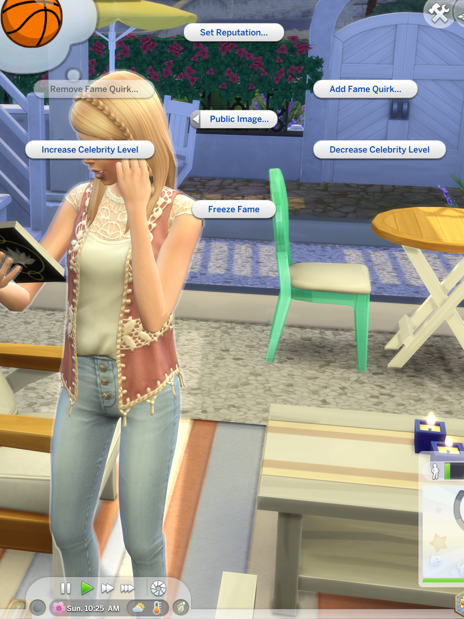 Un sim de pie y leyendo un libro con un menú emergente sobre su hombro que muestra los trucos de puntos de fama disponibles en Los Sims 4.