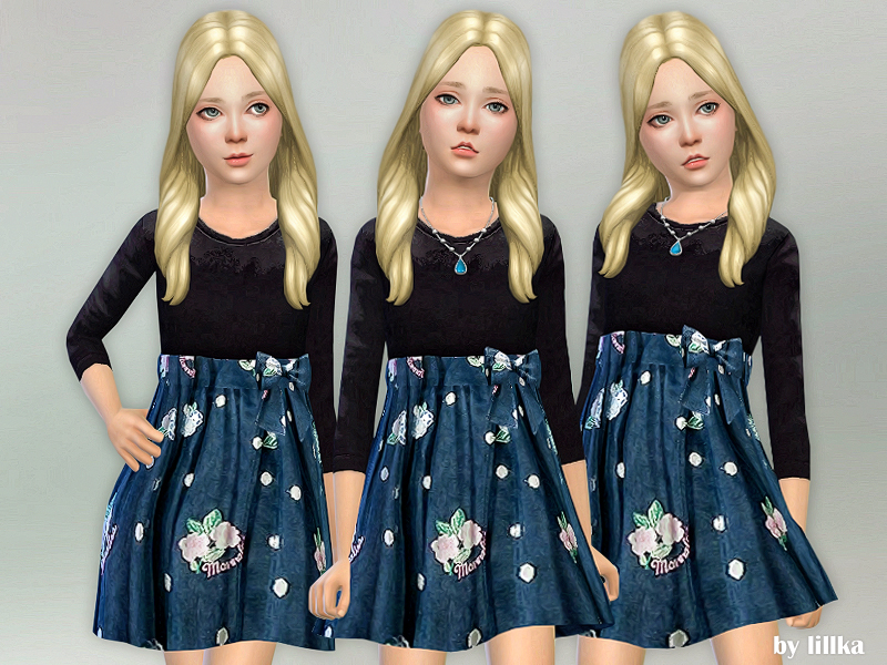 La misma Sim tres veces vistiendo un vestido que tiene una parte superior negra de manga larga y una falda azul marino con lunares.