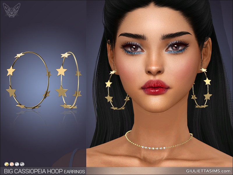 Un personaje femenino de Los Sims 4. Esta sim tiene el cabello negro (estilo semirecogido) y lleva sombra de ojos azul tanto en el párpado como en la línea inferior de las pestañas. Tiene pintalabios rojo y grandes pendientes de aro que tienen pequeñas estrellas rodeando completamente los aros cc.