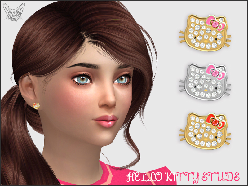Un sim con ojos azules y cabello castaño. Su cabello castaño está recogido en una coleta lateral dejando un lado a la vista de su oreja. Lleva puestos unos pendientes dorados en forma de Hello Kitty.