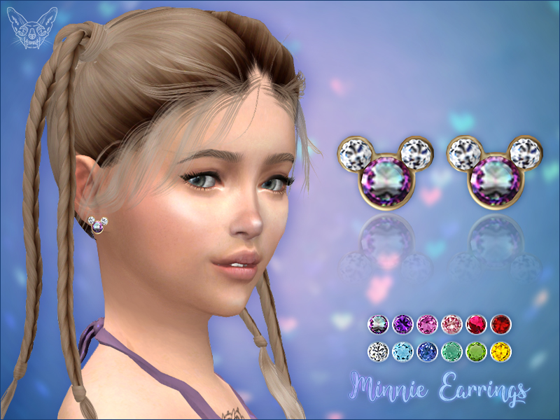 Un Sim con el cabello recogido en dos trenzas altas y lleva puestos unos pendientes de botón con tres gemas en forma de Minnie o Mickey Mouse.