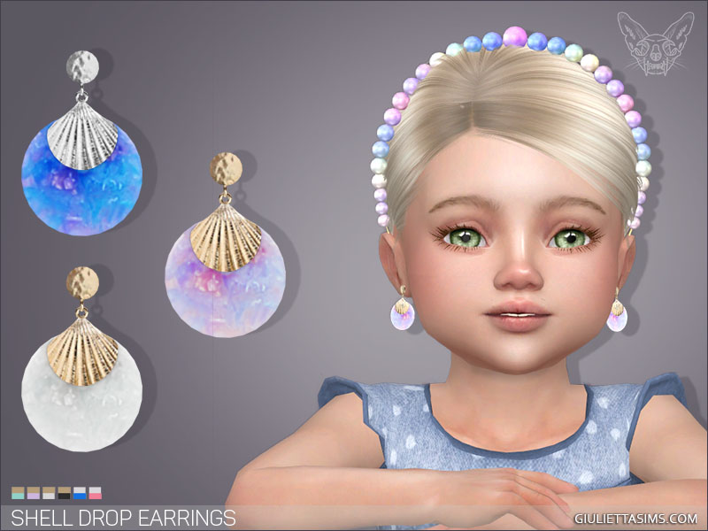 Un niño Sim rubio de ojos verdes de Los Sims 4 que mira directamente a la cámara. Lleva puestos un par de pendientes en forma de concha y también lleva una diadema de perlas arcoíris.