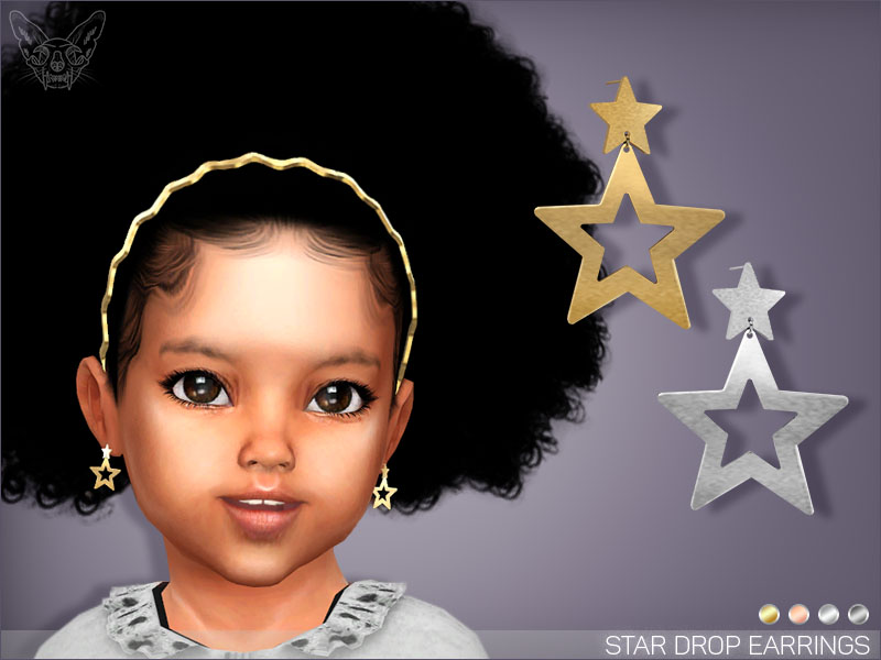 Un Sim con su cabello rizado natural y sus bordes bien peinados. Lleva una diadema dorada en zigzag para recogerlo. También lleva puestos unos pendientes Star Drop.