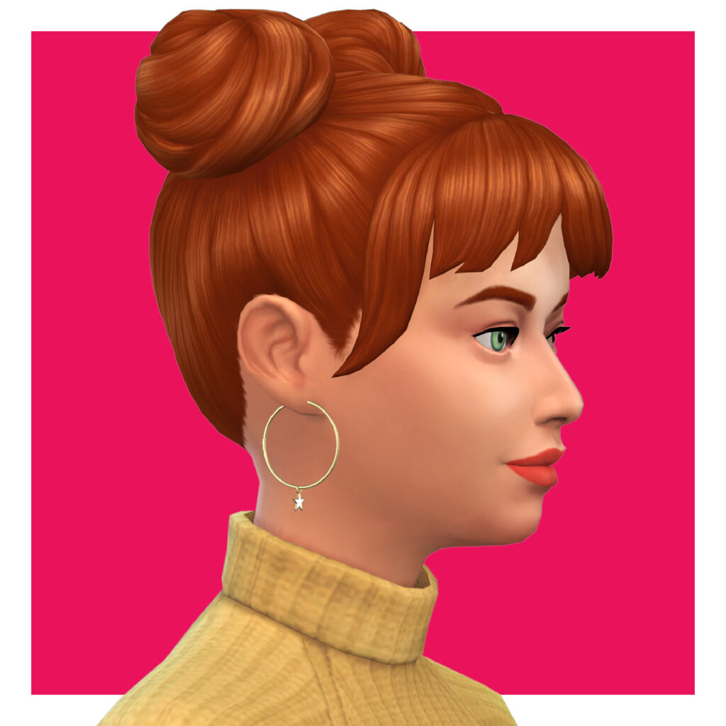 Una sim con cabello rojo usando un par de pendientes de aro dorados que tienen una pequeña estrella colgando desde la parte superior. 