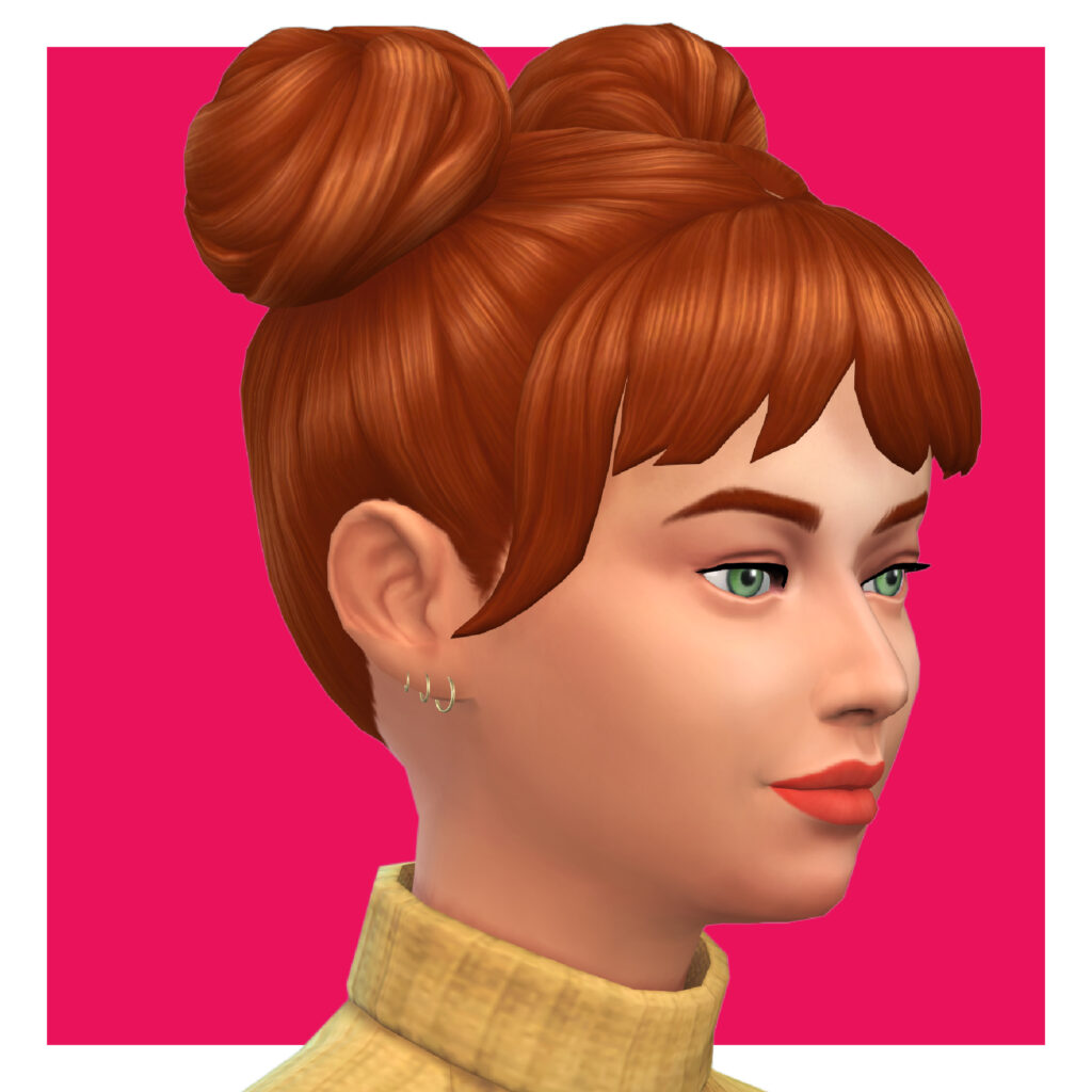 Un sim que mira hacia la derecha, tiene el cabello recogido en moños espaciales y flequillo. Tiene tres pendientes de aro de diferentes tamaños en su oreja, desde el más pequeño hasta el más grande.