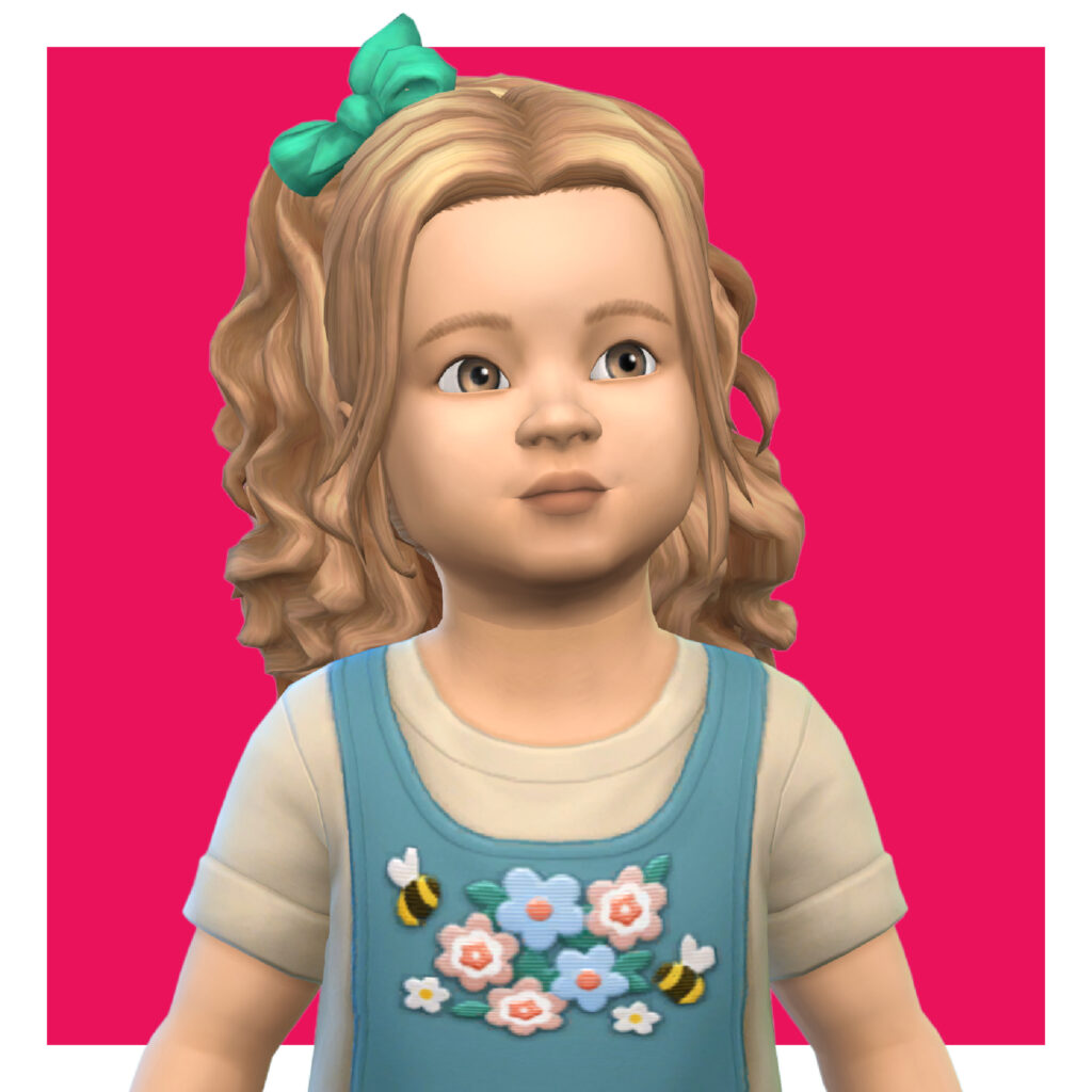 Una niña pequeña en Los Sims 4 sobre un fondo rosa. Este sim tiene un peinado rubio y rizado con un lazo turquesa, y lleva una camiseta color topo con un vestido azul por encima.