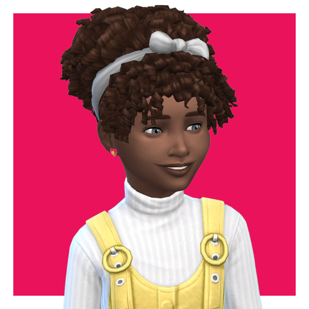 Un niño en Los Sims 4 sobre un fondo rosa. Este sim tiene su cabello rizado natural recogido en un moño que está sujeto por un lazo blanco. Lleva puesta una camiseta blanca de manga larga con un conjunto de peto amarillo encima.