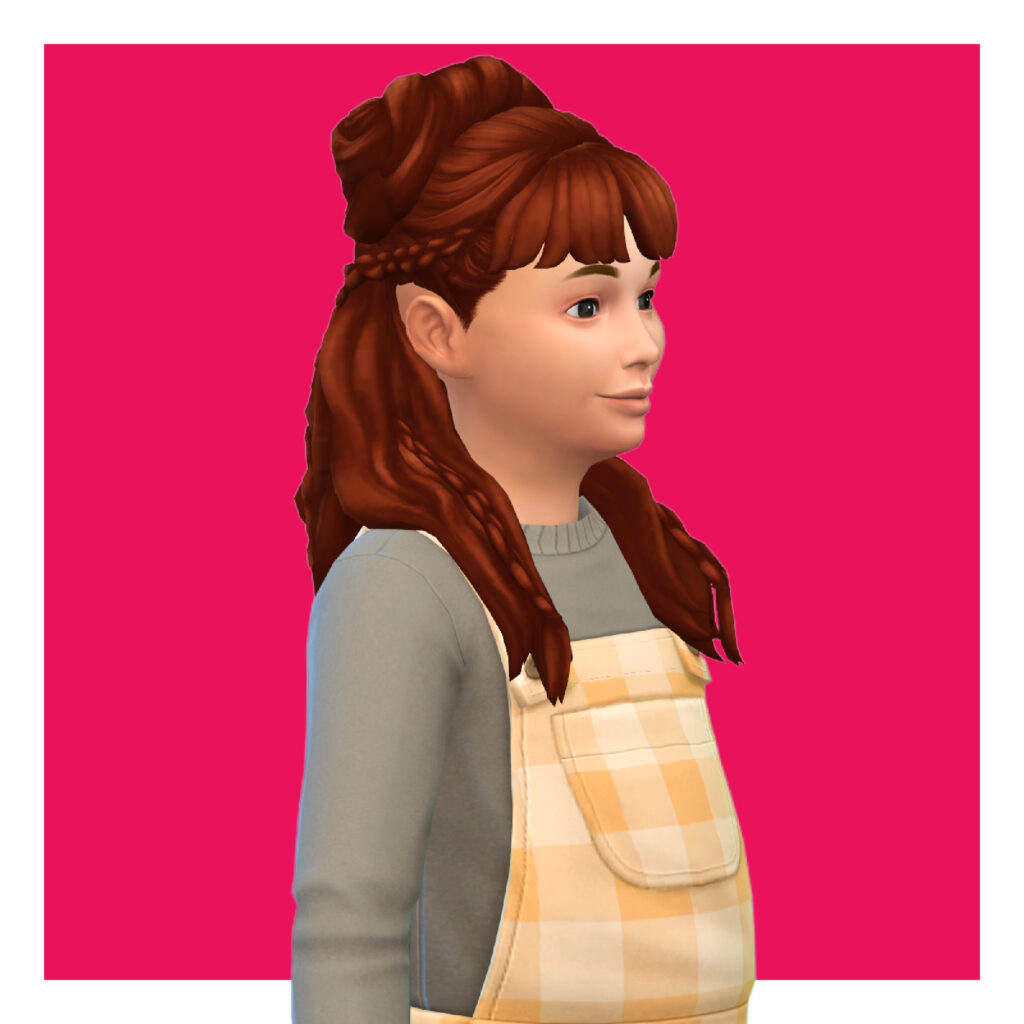Un niño en Los Sims 4 sobre un fondo rosa. Este Sim lleva un suéter gris con petos amarillos a cuadros encima. El cabello personalizado de este Sim es largo, con la mitad detrás y la mitad delante de ellos. Hay un bollo medio recogido y trenzas.