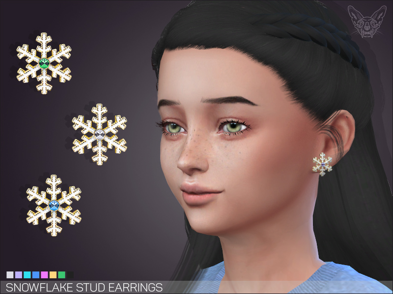 Un niño de cabello negro en Los Sims 4 que lleva puestos unos pendientes CC de Navidad con forma de copo de nieve.