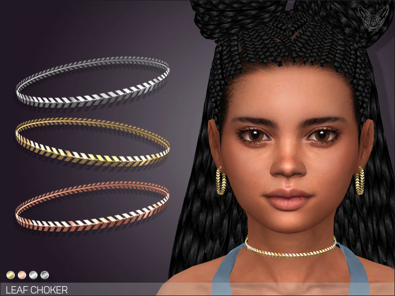 Un sim con el cabello en trenzas en caja y medio recogido en moños. Tiene ojos marrones y lleva puestos unos pendientes de aro con un collar a juego.