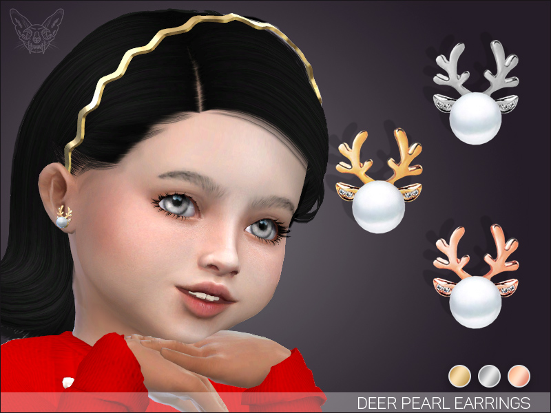 Una Sim con cabello negro y ojos verdes claros, sosteniendo sus manos debajo de su barbilla. Lleva puestos unos pendientes sims 4 cc de accesorios navideños que parecen un reno con una perla como cabeza