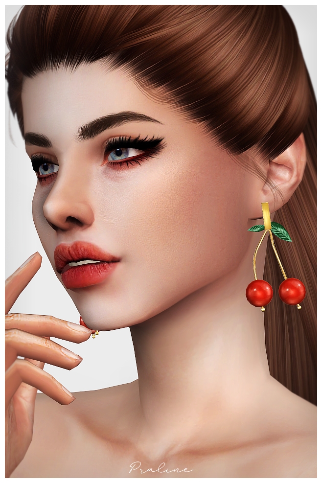 Un sim adulto con maquillaje de ojos dramático, cabello castaño y ojos azules. Lleva puestos unos pendientes colgantes que parecen una cereza con metal dorado.