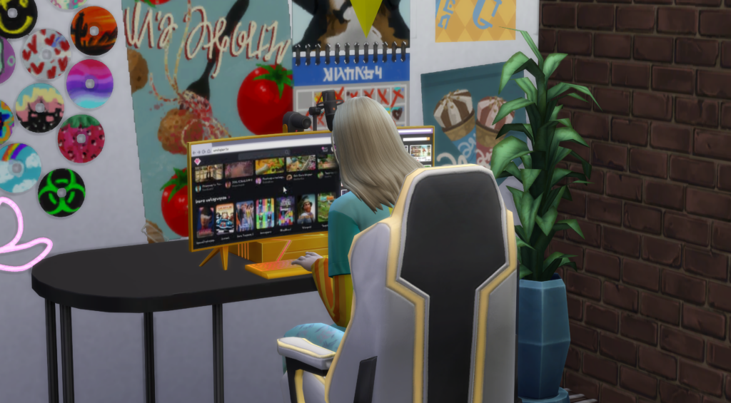 Un sim sentado frente a una computadora en Los Sims 4 trabajando en la habilidad de emprendedor