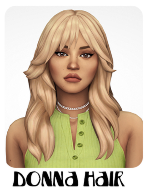 Un sim usando una camisa verde sin mangas y collares de cadena plateados. Tiene un flequillo con cortinas y su cabello rubio largo.