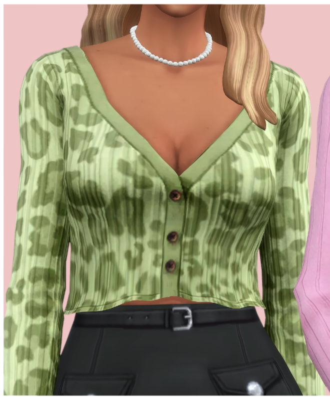 Una sim rubia con la cabeza recortada de la imagen. Lleva un collar de perlas con una chaqueta de estampado de leopardo verde con los botones abrochados.