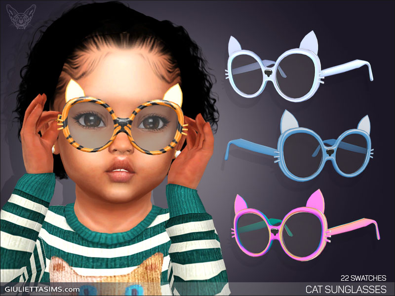 Un Sim con cabello rizado oscuro y bordes planos que lleva un suéter a rayas verdes y blancas. Sostiene unas gafas de sol de gato o tigre inspiradas en los Sims 4 sobre su cabeza.