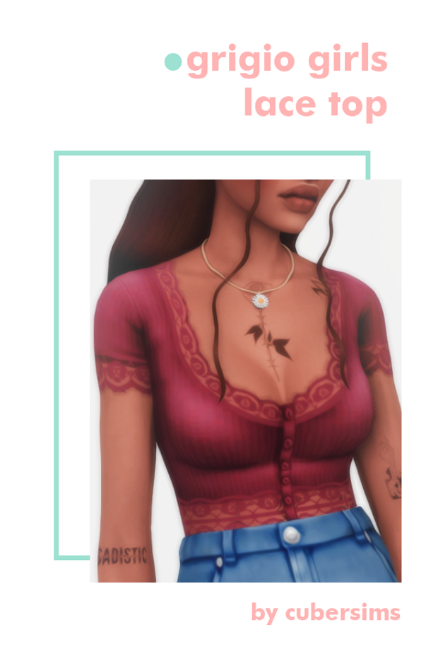 Un sim con tatuajes en el pecho y los brazos, vistiendo una hermosa camiseta de encaje magenta con jeans y un collar de margaritas.