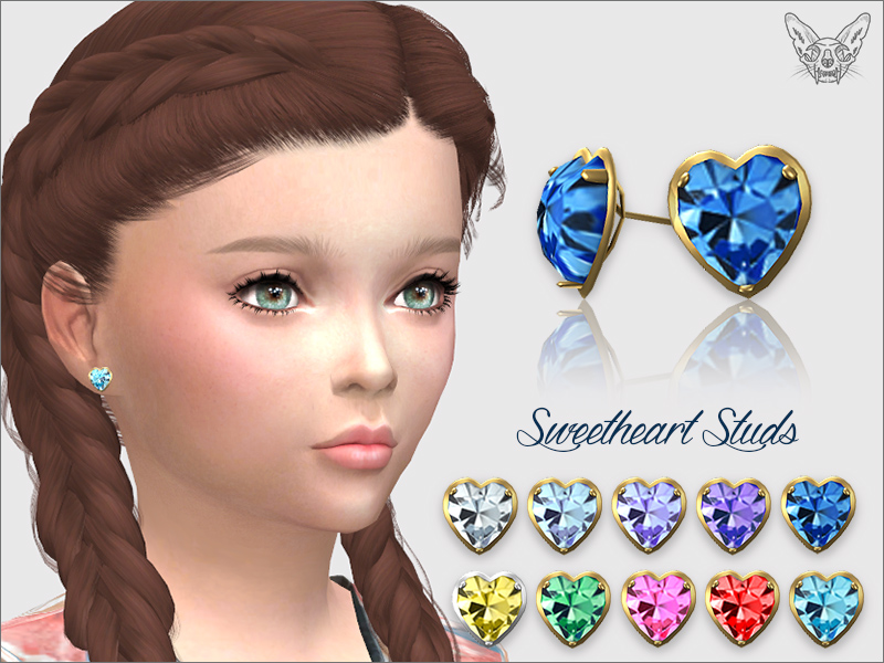 Un sim con cabello castaño rojizo en dos trenzas holandesas. Llevan unos pequeños pendientes de gema que son de color azul claro y dorado.