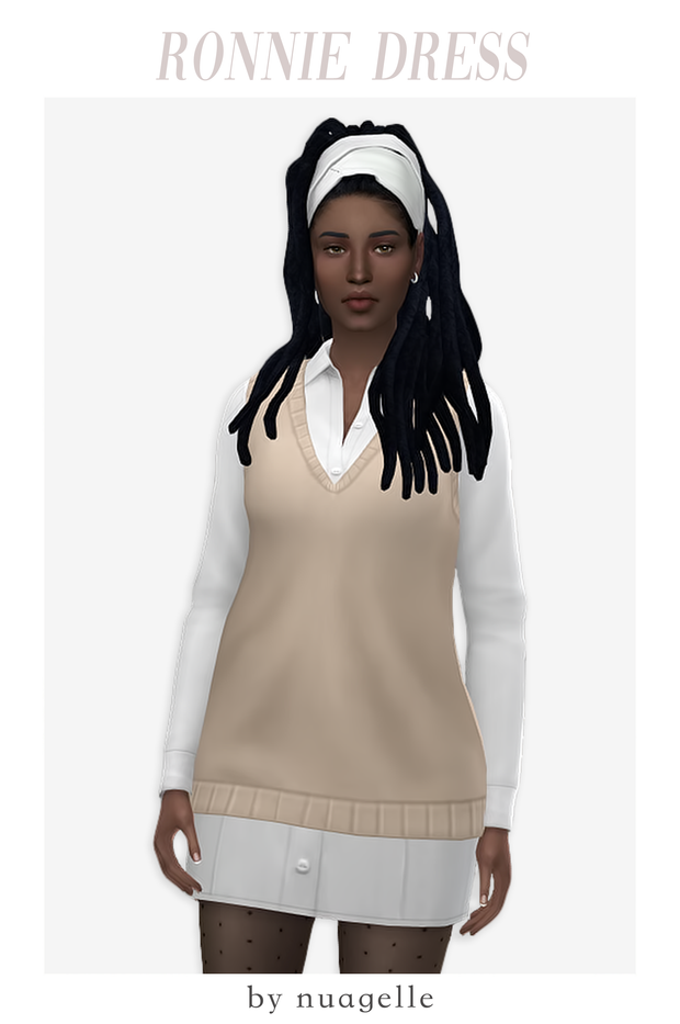 Un sim con tez oscura y rastas que lleva una cinta en la cabeza para mantener las rastas fuera de su rostro. Lleva un vestido de manga larga con cuello abotonado y chaleco beige encima.