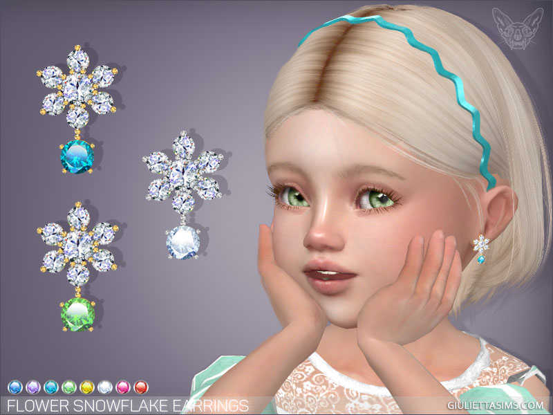 Un niño pequeño en Los Sims 4 con cabello rubio y lleva una diadema azul y aretes en forma de copo de nieve