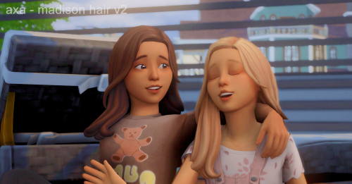 Dos sims dando un abrazo medio con peinados a juego