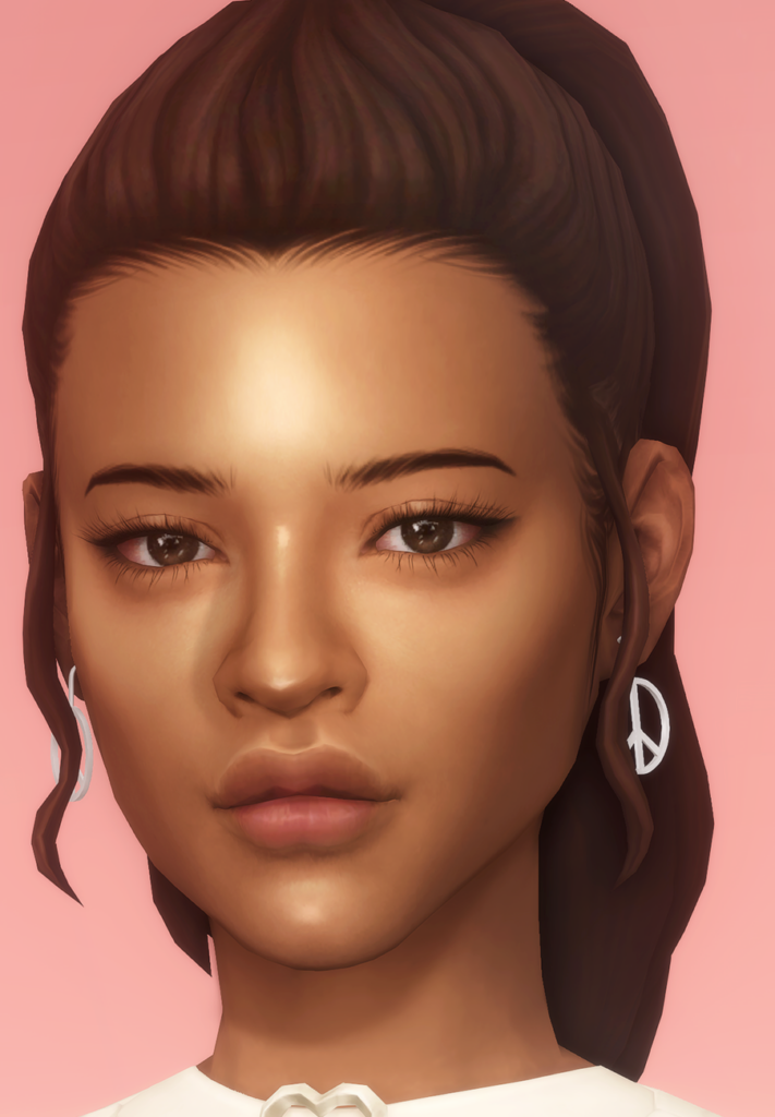 Una imagen de cerca de un sim que tiene cabello castaño y ojos marrones. Su cabello castaño está recogido en una cola de caballo alta y lleva unos pendientes con el símbolo de la paz.