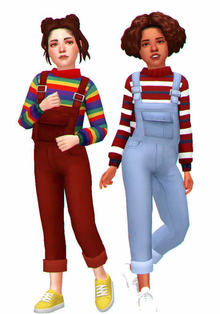 Dos sims con monos y un suéter a rayas debajo