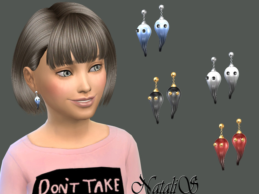 Una sim con cabello marrón súper claro con flequillo y ojos azules, esta sim lleva puestos unos pendientes de Halloween en los sims 4