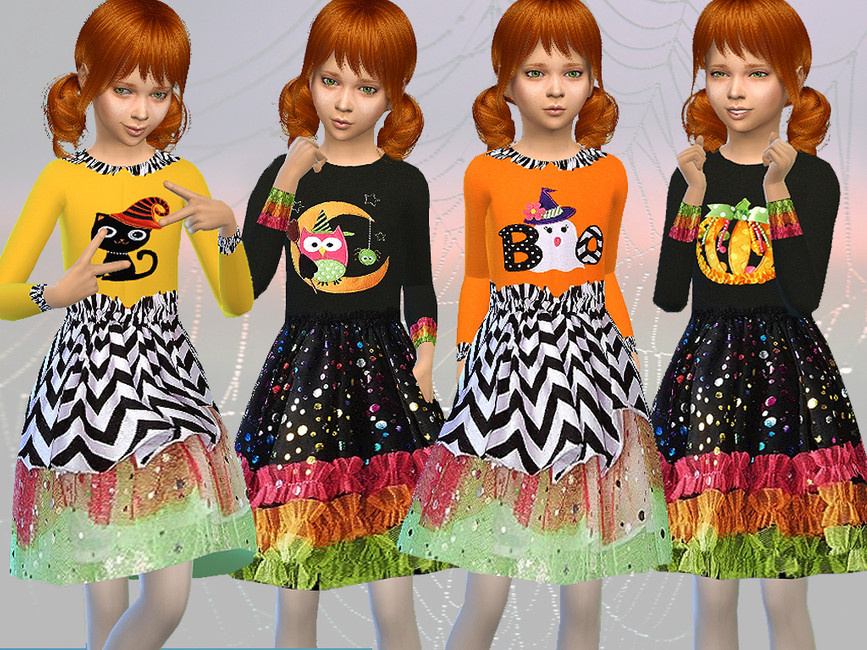 La misma sim pelirroja 4 veces, lleva puesto un vestido de Halloween encaje y brillante con mangas largas y gráficos divertidos en el pecho.