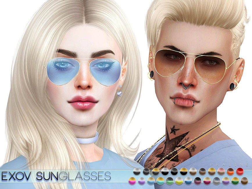 Una pareja de Sims rubios con aretes y camisetas azules claras. Ambos llevan gafas de sol estilo aviador con contenido personalizado en Los Sims.