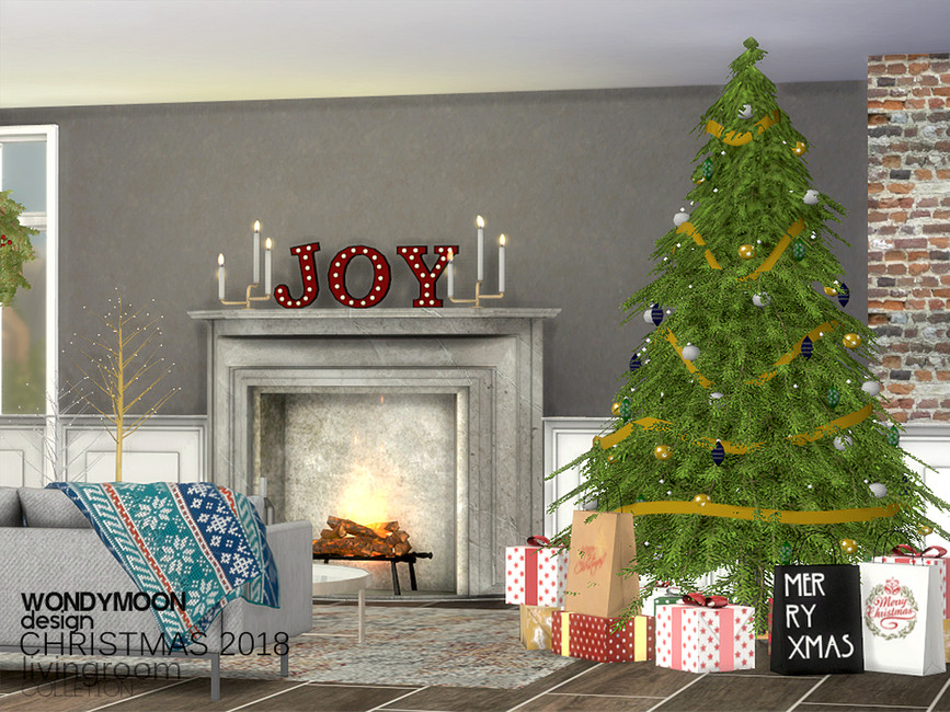 Una sala de estar con un conjunto de muebles CC de Navidad que tiene un gran árbol de Navidad, un montón de regalos debajo del árbol y la palabra ALEGRÍA sobre una chimenea.