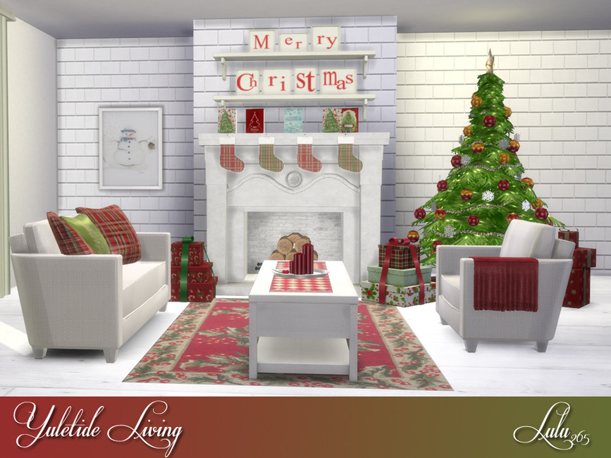 Un conjunto de sofás blancos, una silla y una mesa de café. Hay calcetines colgando de una chimenea blanca, un letrero de Feliz Navidad sobre la chimenea, y cojines rojos y verdes en el sofá.