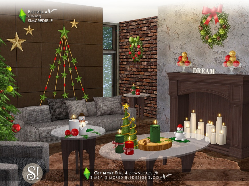 un conjunto de muebles de sala de estar CC para Los Sims 4 que tiene una chimenea no funcional con velas en su interior, velas por todas partes en una mesa de vidrio y más.