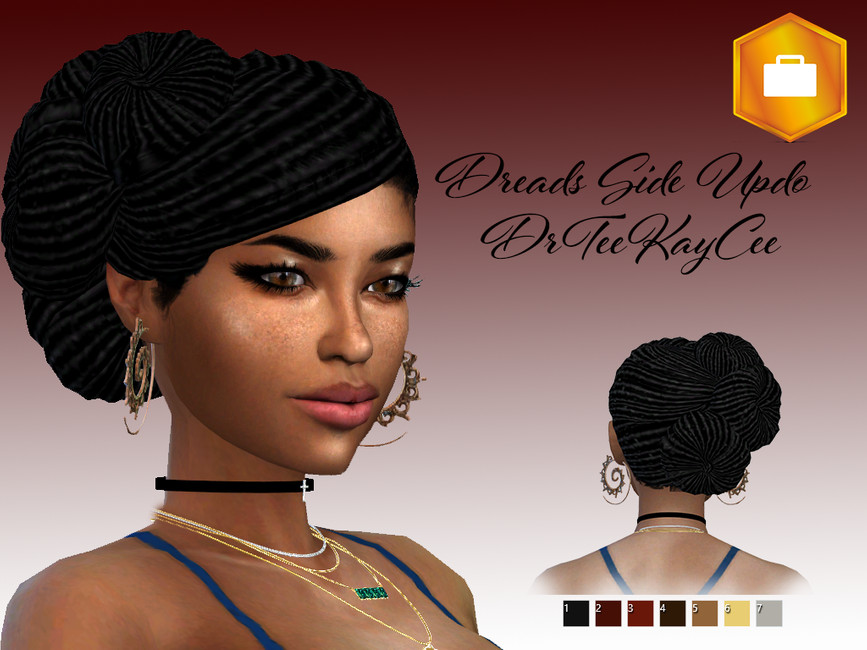 Un sim llevando una camiseta de tirantes azul, un collar negro y un collar dorado y esmeralda. Lleva un peinado de rastas recogido en un moño lateral.
