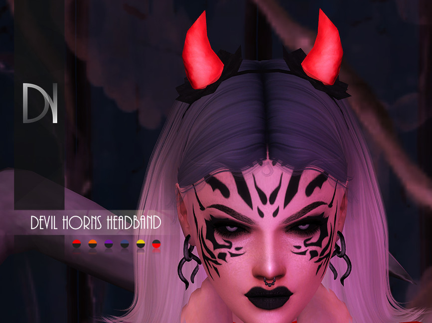 Un sim con pintura facial de Halloween mirando hacia abajo al suelo. Están usando un par de cuernos de accesorios de Halloween CC de Sims 4 que los hace parecer el diablo