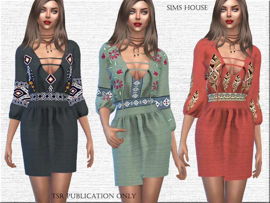 El mismo personaje de Los Sims 4 tres veces, este Sim tiene el pelo rubio sucio y lleva un collar de choker. Lleva un vestido de manga larga con elementos de diseño boho y muestra el pecho del Sim.