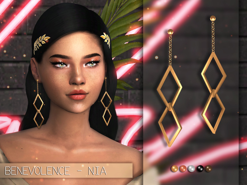 Un Sim con cabello negro y ojos azul claro. Lleva una camiseta bronceada y usa un par de pendientes colgantes que son dos piezas de metal con forma de diamante.