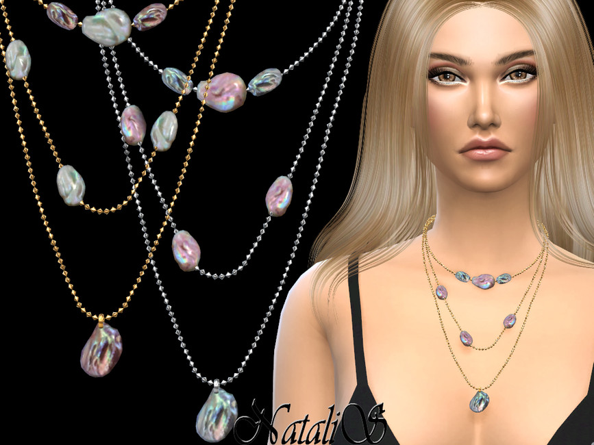 Un Sim de Los Sims 4 con cabello rubio largo y ojos marrones claros. Lleva una camiseta negra con un escote bajo y un collar en capas con pequeñas gemas.