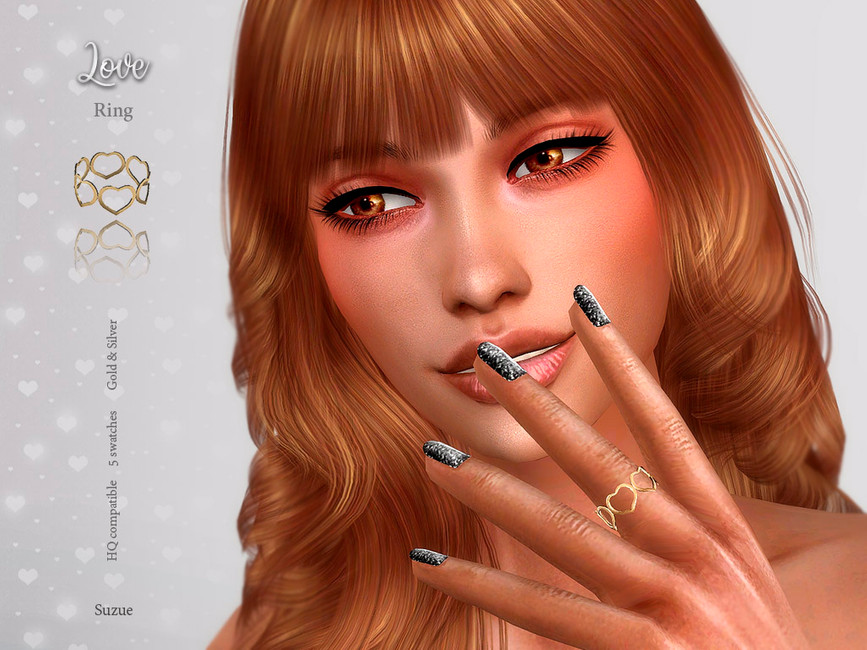Un sim con cabello ondulado rojo y una mano frente a su rostro con uñas negras y brillantes. Lleva un anillo en su dedo que tiene un montón de corazones alrededor.