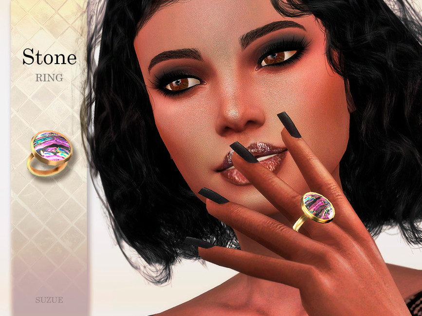 Un sim con maquillaje pesado y cabello negro usando un anillo con una piedra de colores brillantes.