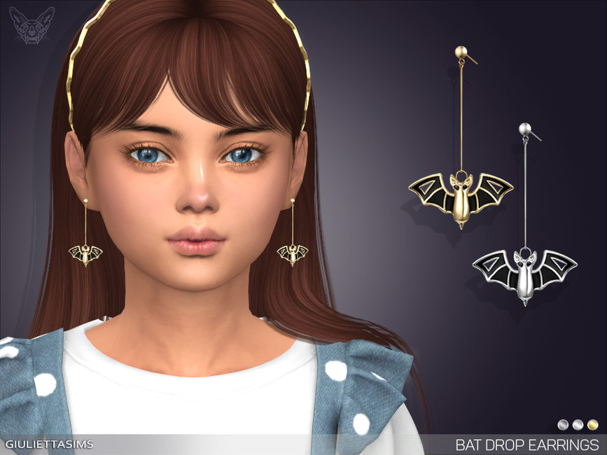 Un niño en The Sims 4 con cabello castaño y flequillo, lleva puestos unos pendientes largos de murciélago para Halloween.