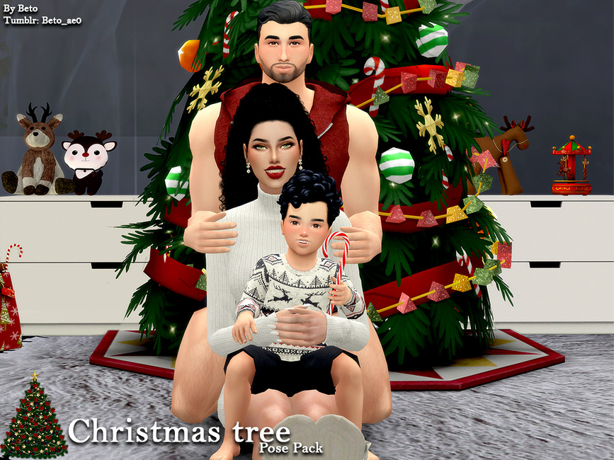 Un sim adulto masculino con los brazos alrededor de un sim adulto femenino que sostiene a un sim niño en su regazo. Están posados frente a un árbol de Navidad y el niño tiene un bastón de caramelo en la mano.
