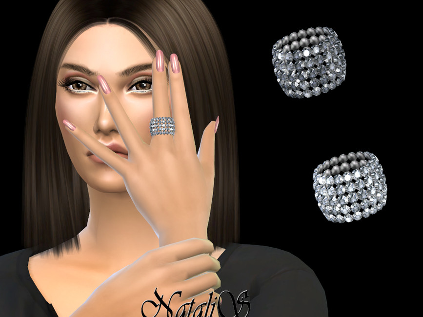 Un sim con cabello castaño oscuro y uñas rosas usando un anillo de diamantes.